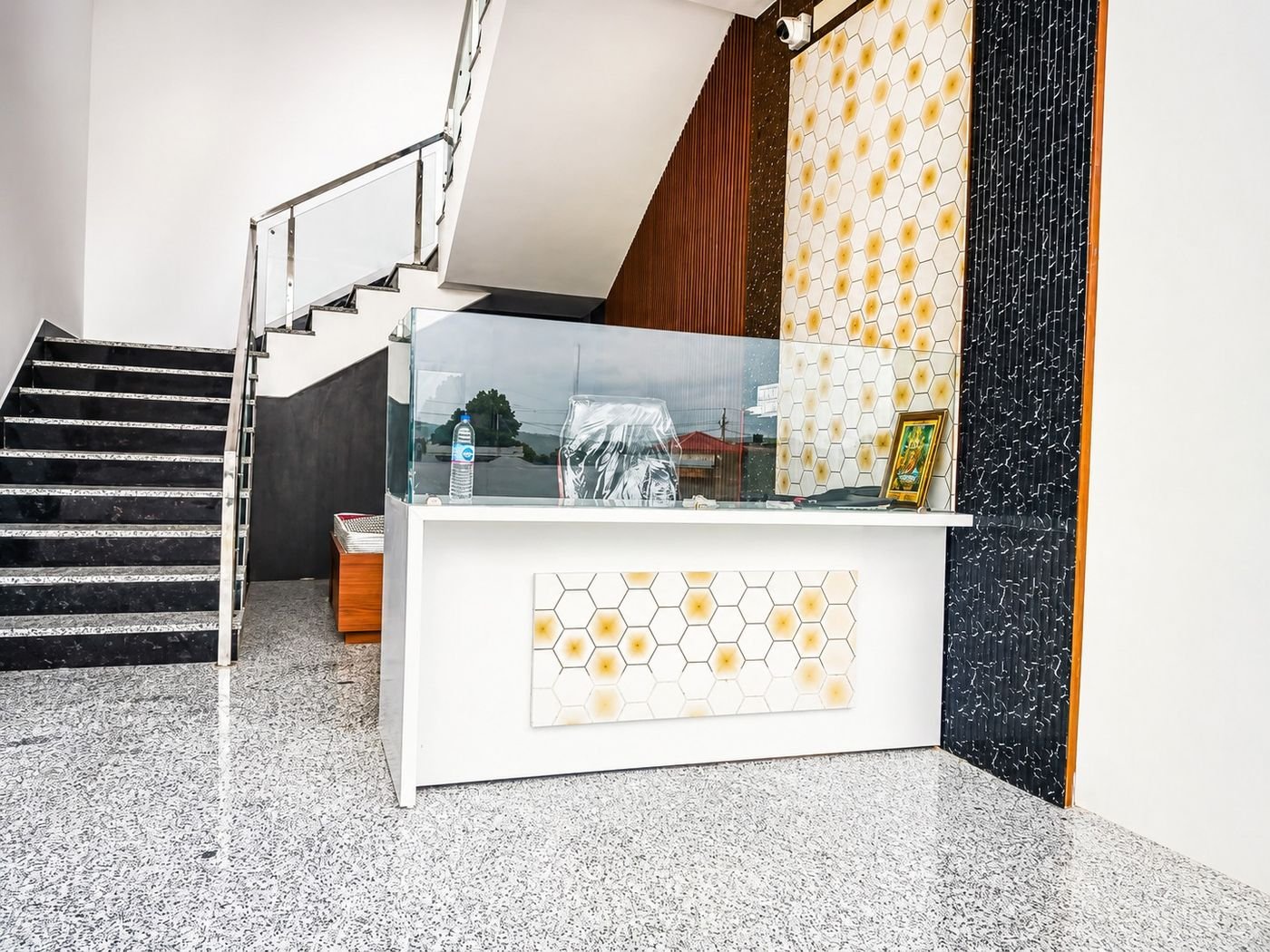 Reception lobby and staircase to the first-floor rooms